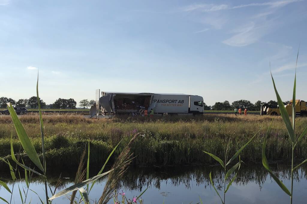 Vrachtwagen verliest lading tomaten