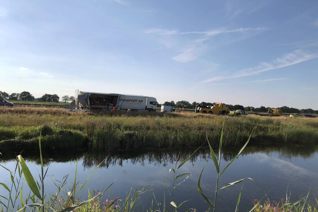 Vrachtwagen verliest lading tomaten