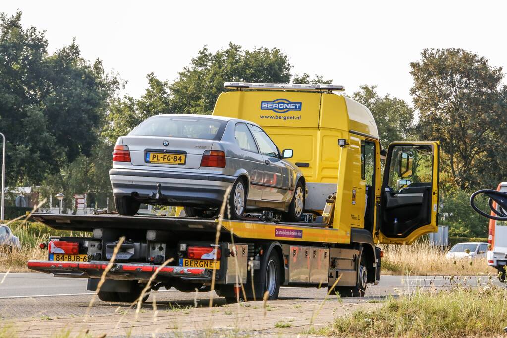 Twee auto's botsen op rotonde