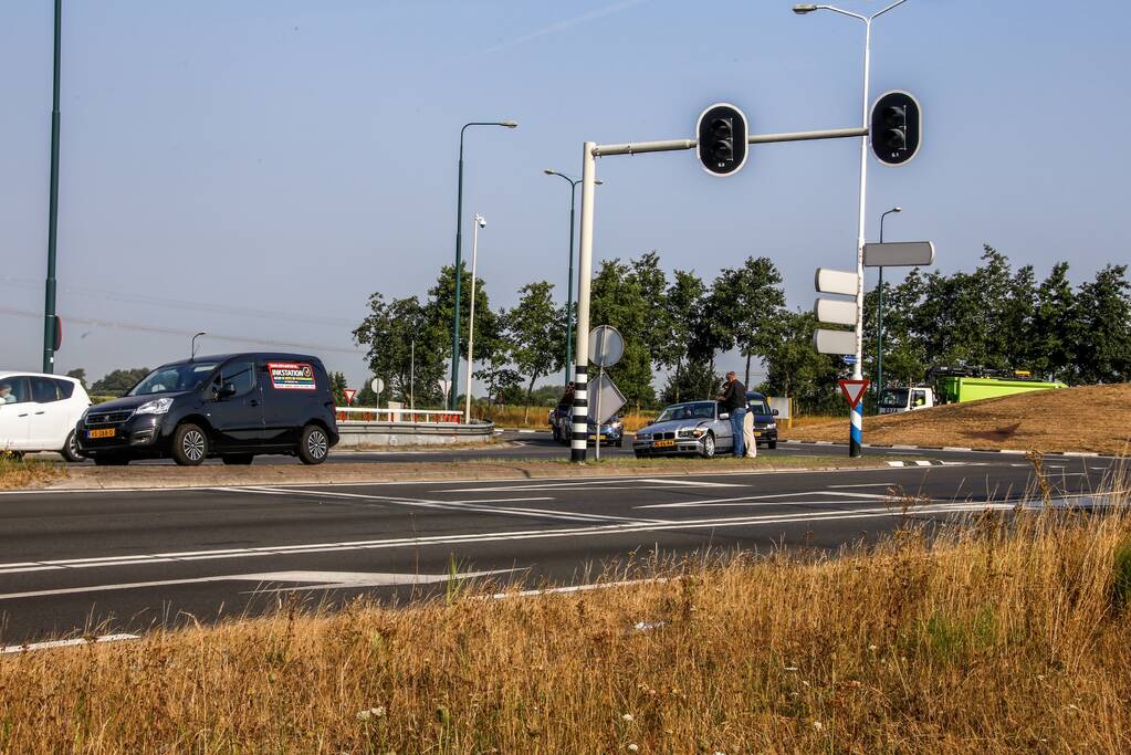 Twee auto's botsen op rotonde