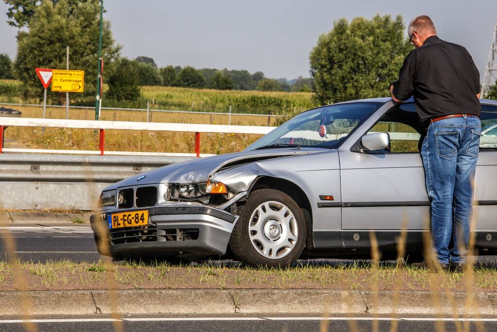 Twee auto's botsen op rotonde