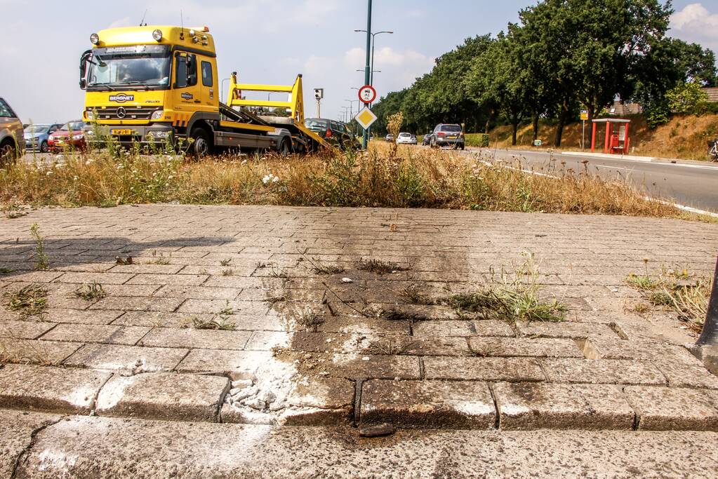 Automobilist vliegt over vluchtheuvel en ramt stoplicht