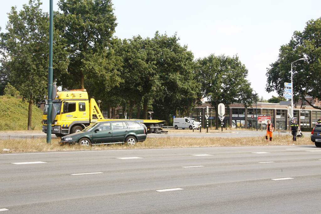 Automobilist vliegt over vluchtheuvel en ramt stoplicht