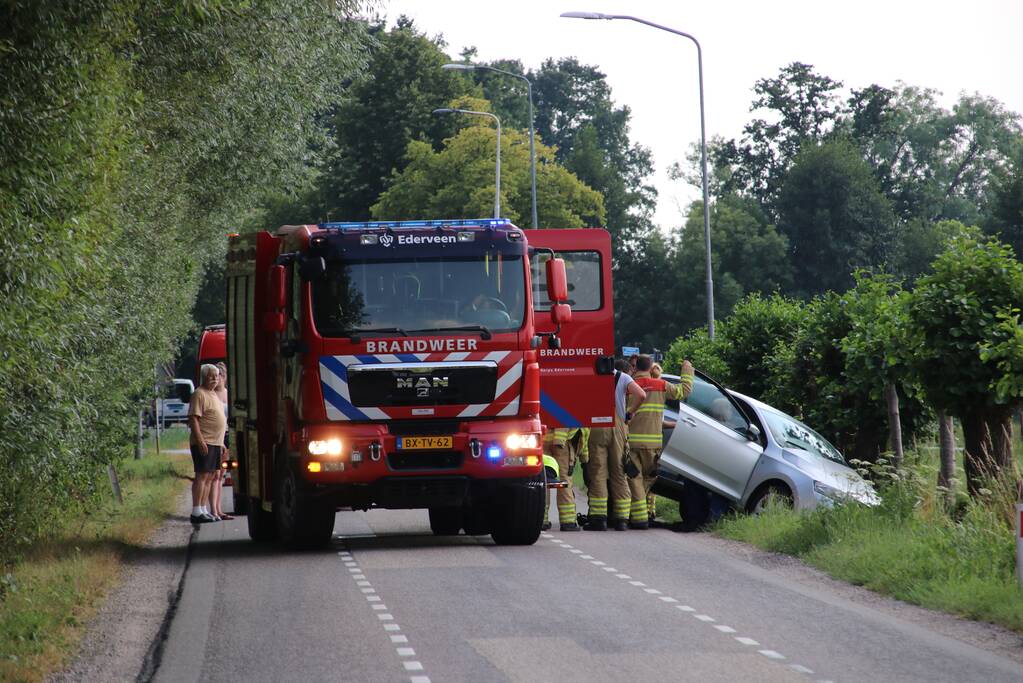 Auto Belandt In Sloot, Bestuurder Naar Het Ziekenhuis, Bruinehorstweg ...