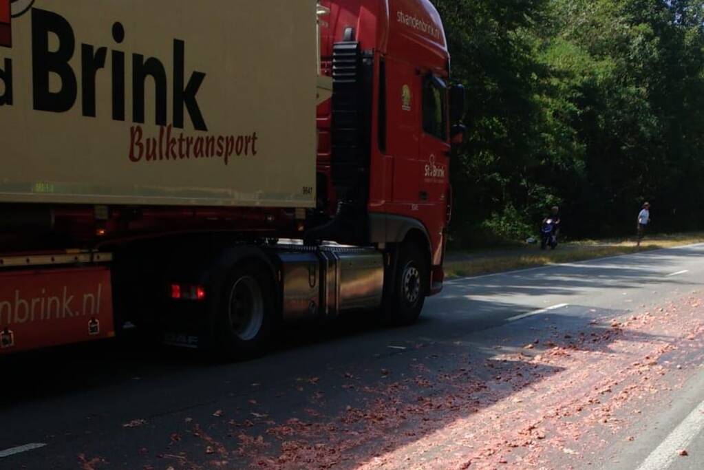 Slachtafval valt van vrachtwagen op weg