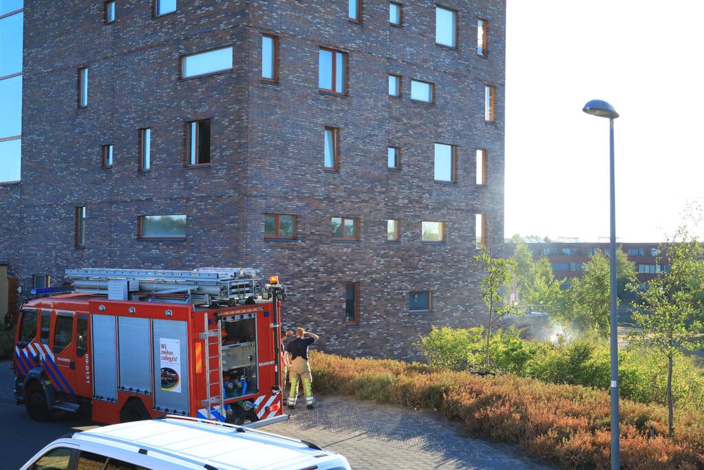 Buitenbrand nabij gevel appartementencomplex