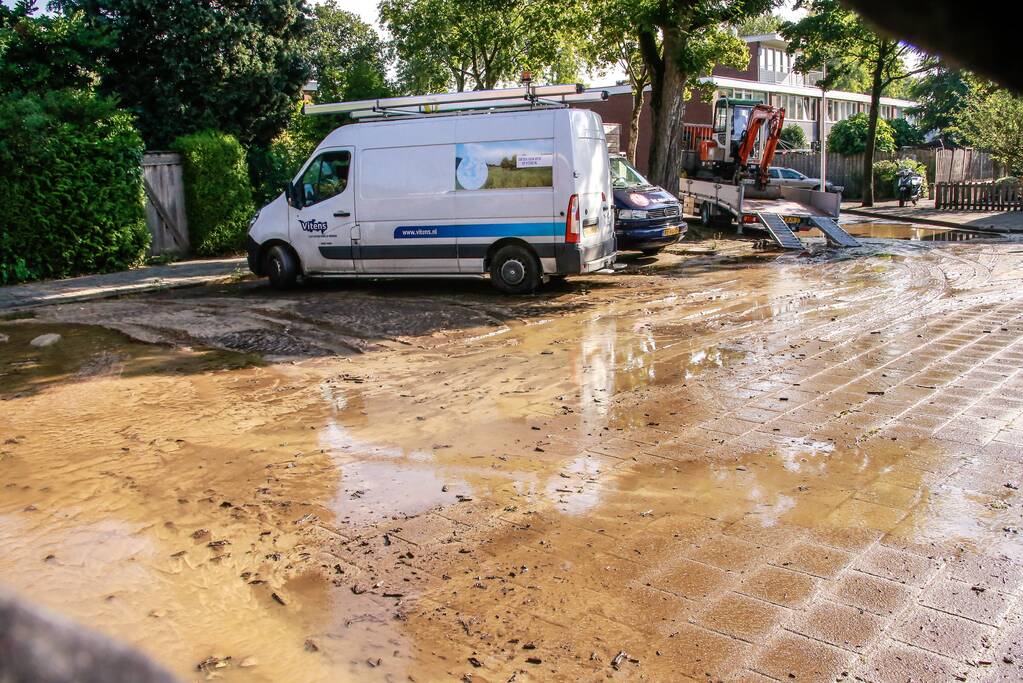 Parkeerplaatsen onder water door gesprongen waterleiding