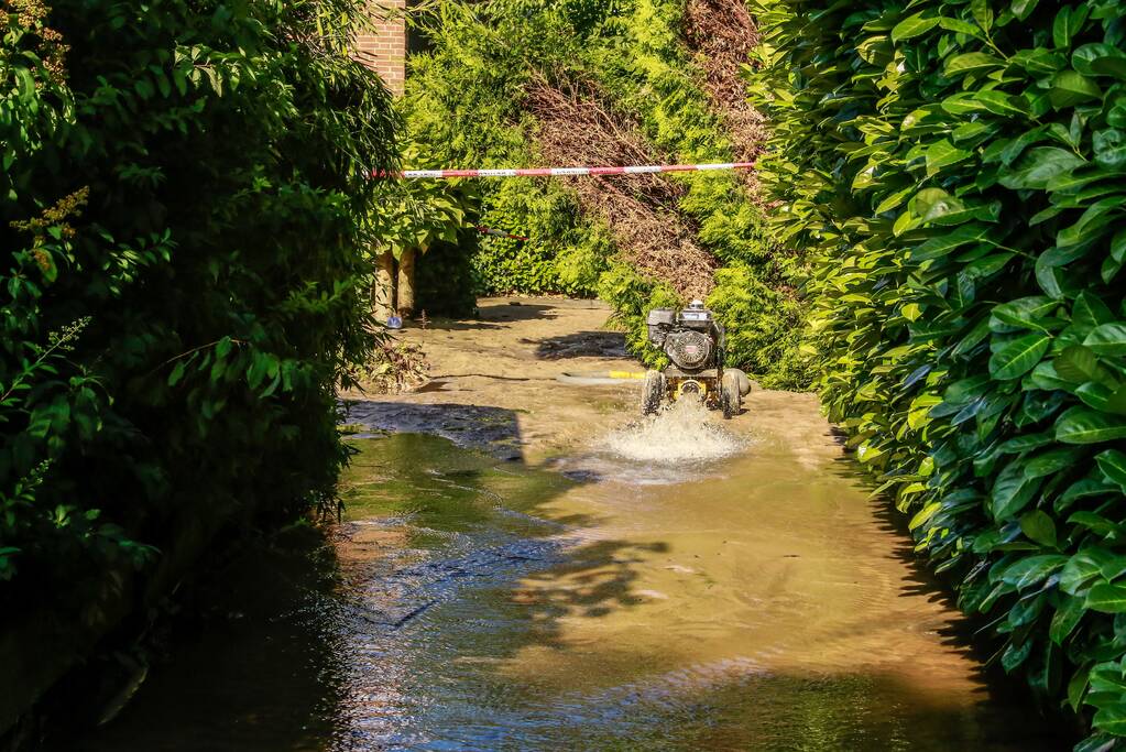 Parkeerplaatsen onder water door gesprongen waterleiding