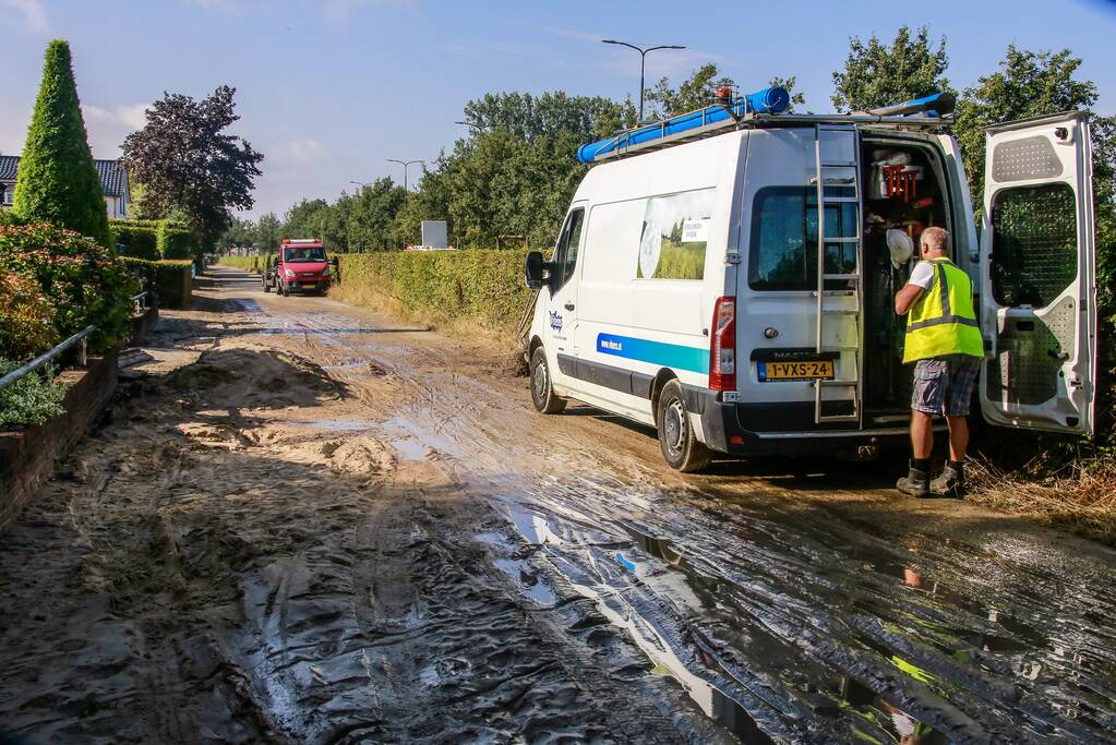 Parkeerplaatsen onder water door gesprongen waterleiding