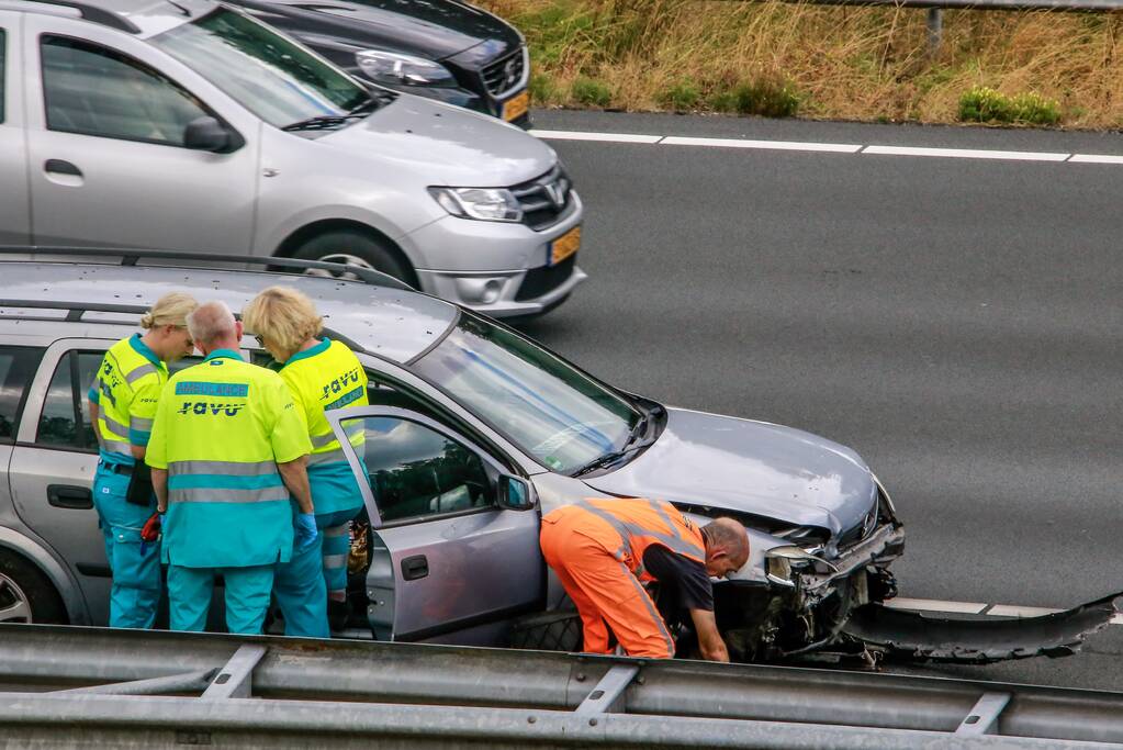 Automobilist ramt vangrail