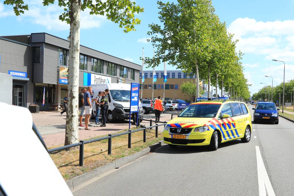 Twee dames op scooter aangereden door bestelbus