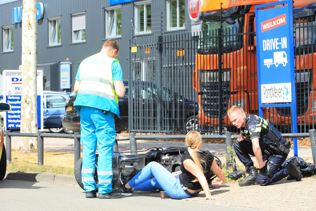 Twee dames op scooter aangereden door bestelbus