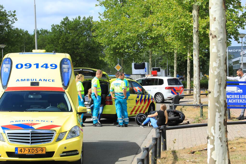 Twee dames op scooter aangereden door bestelbus