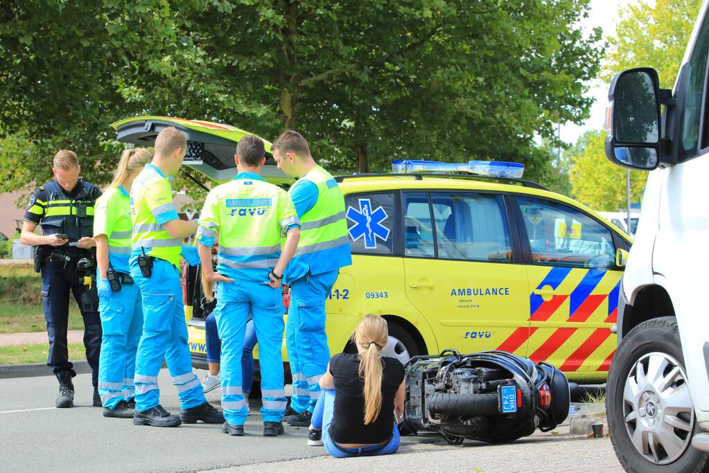 Twee dames op scooter aangereden door bestelbus