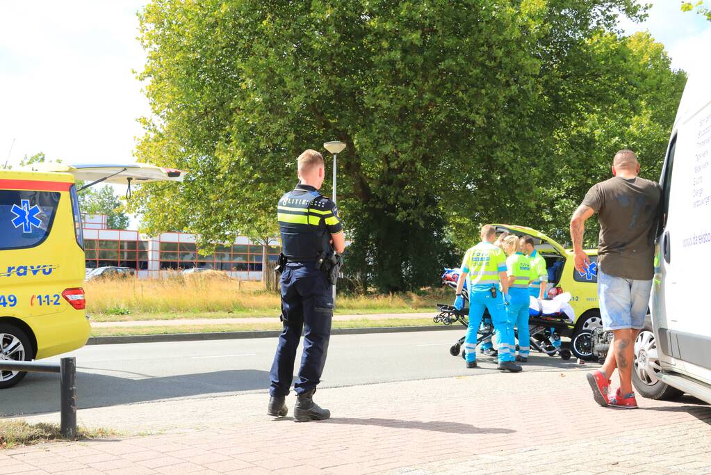 Twee dames op scooter aangereden door bestelbus