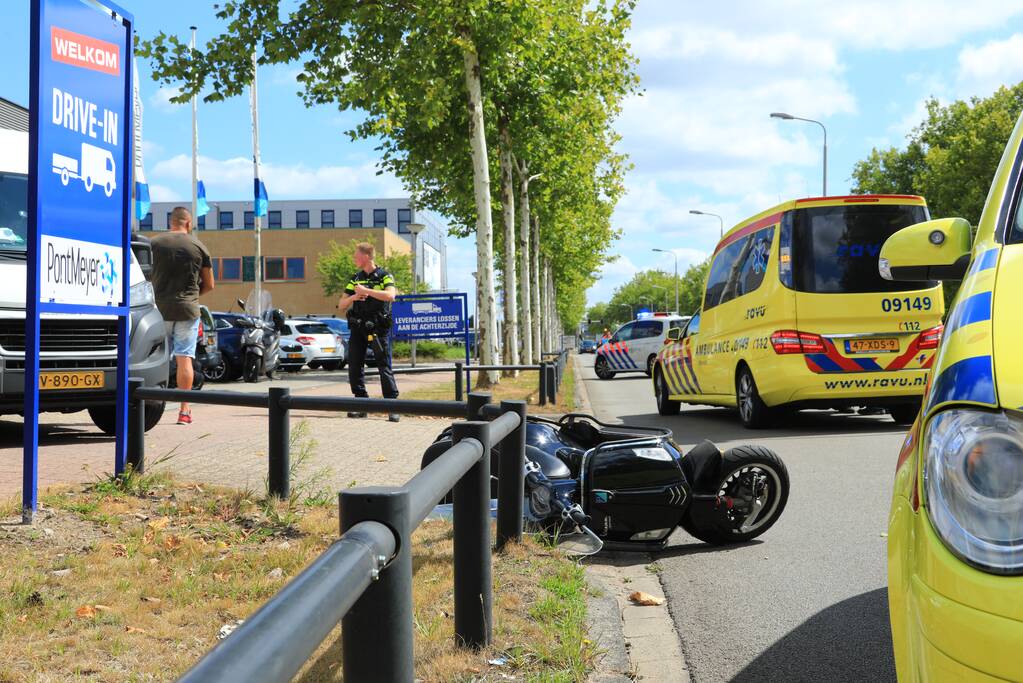 Twee dames op scooter aangereden door bestelbus