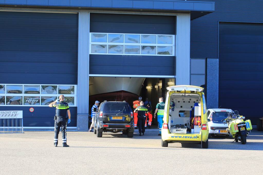 Persoon ernstig gewond na val van boot