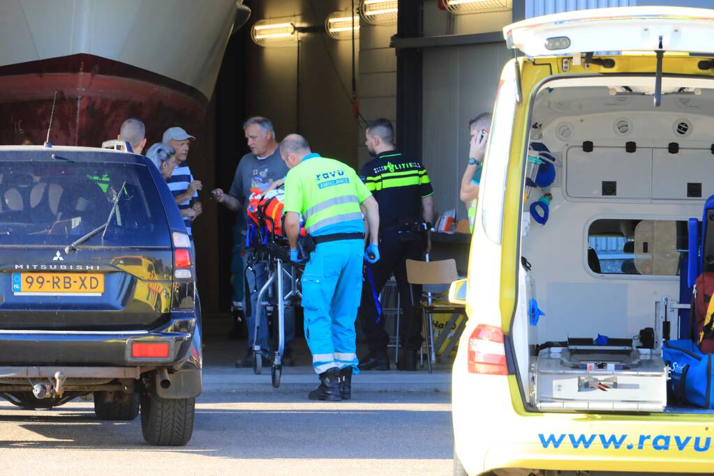 Persoon ernstig gewond na val van boot