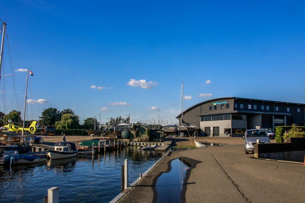 Persoon ernstig gewond na val van boot