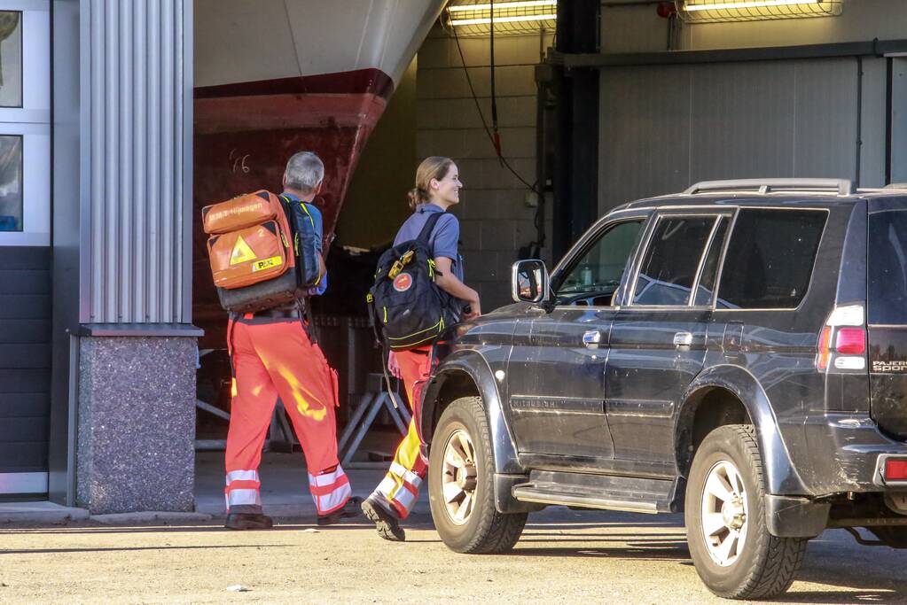 Persoon ernstig gewond na val van boot