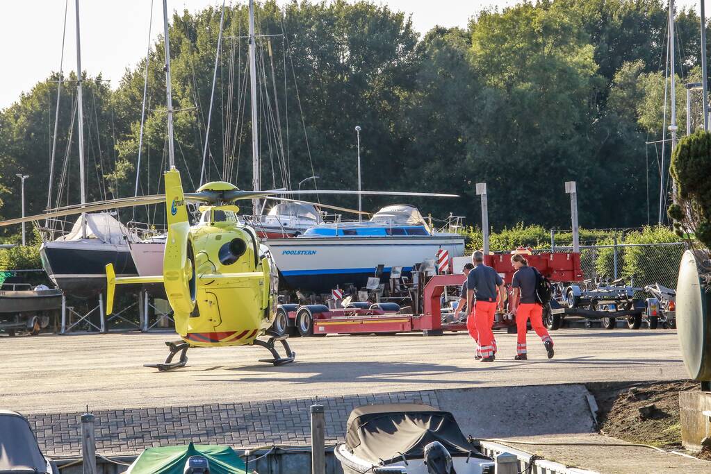 Persoon ernstig gewond na val van boot