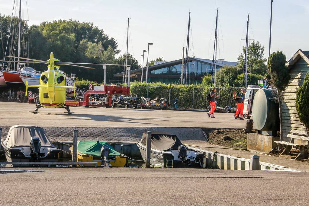 Persoon ernstig gewond na val van boot