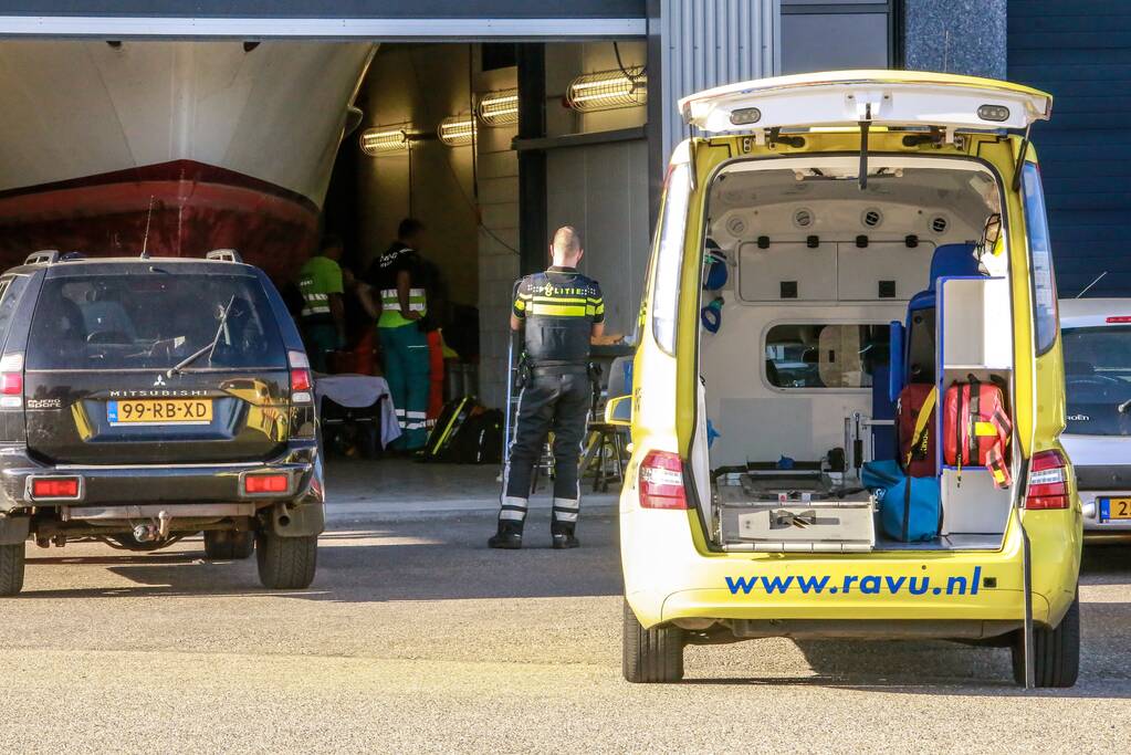 Persoon ernstig gewond na val van boot