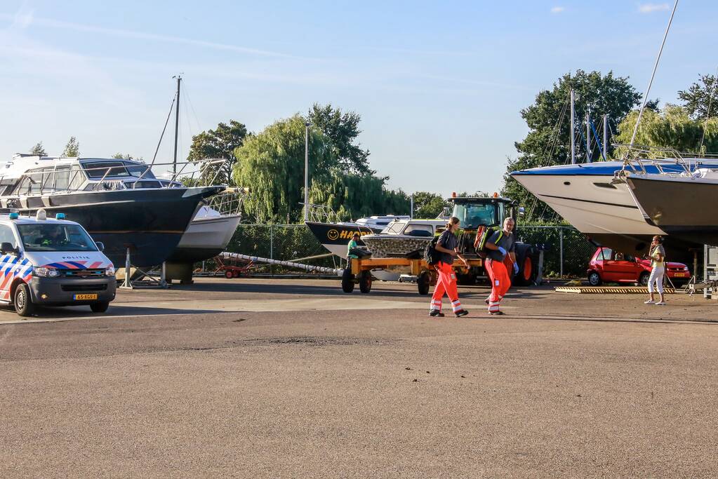 Persoon ernstig gewond na val van boot