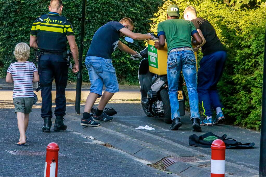 Twee pizzakoeriers knallen op elkaar