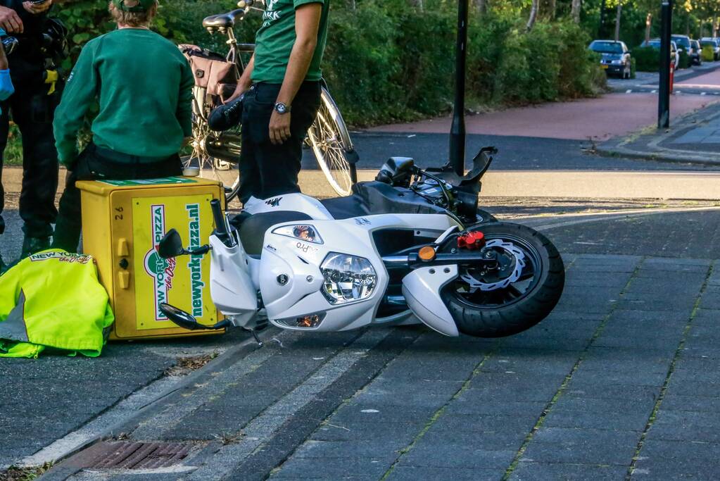 Twee pizzakoeriers knallen op elkaar