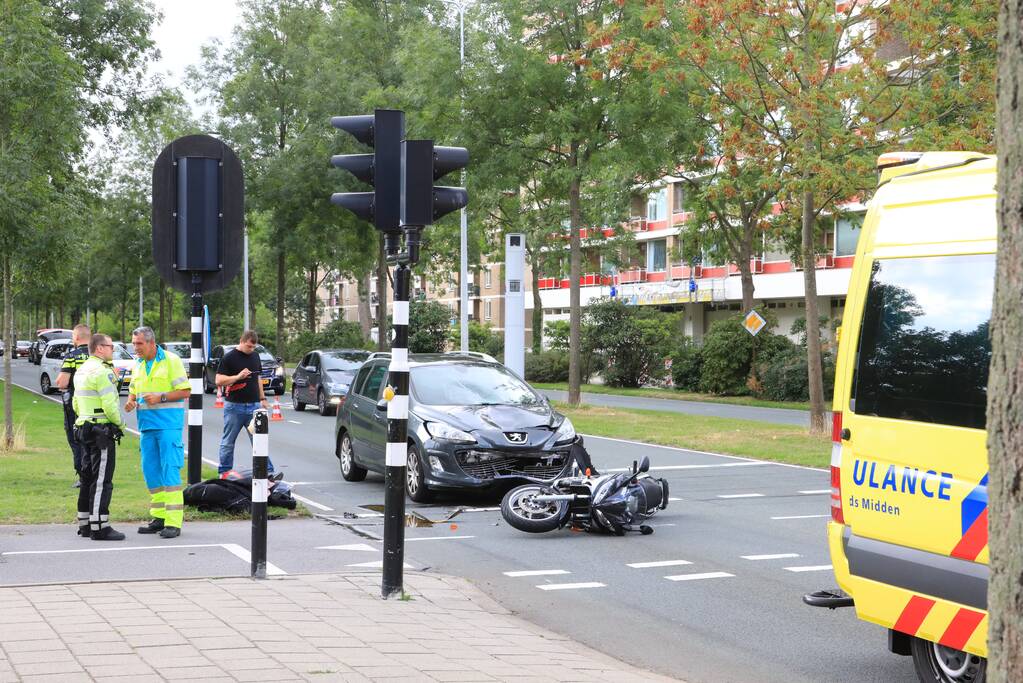 Auto rijdt vol achter op motor