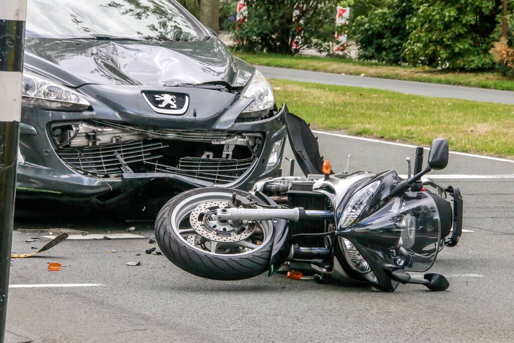 Auto rijdt vol achter op motor