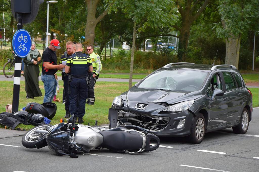 Auto rijdt vol achter op motor