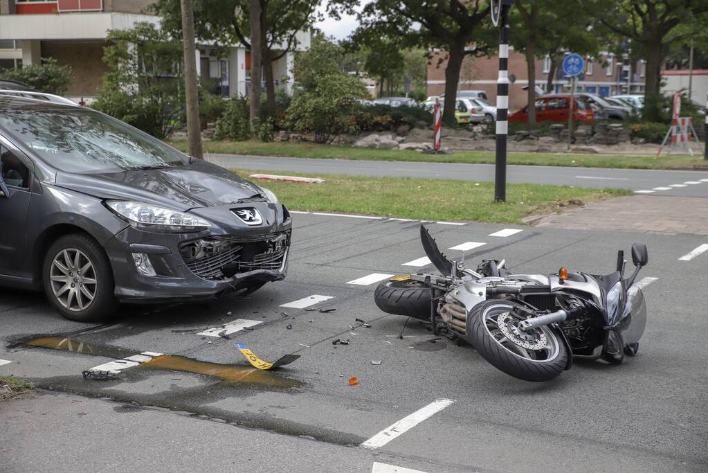 Auto rijdt vol achter op motor