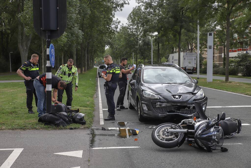 Auto rijdt vol achter op motor