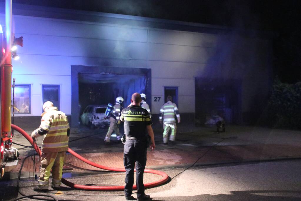 Auto brand uit in loods