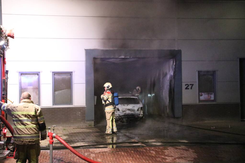 Auto brand uit in loods