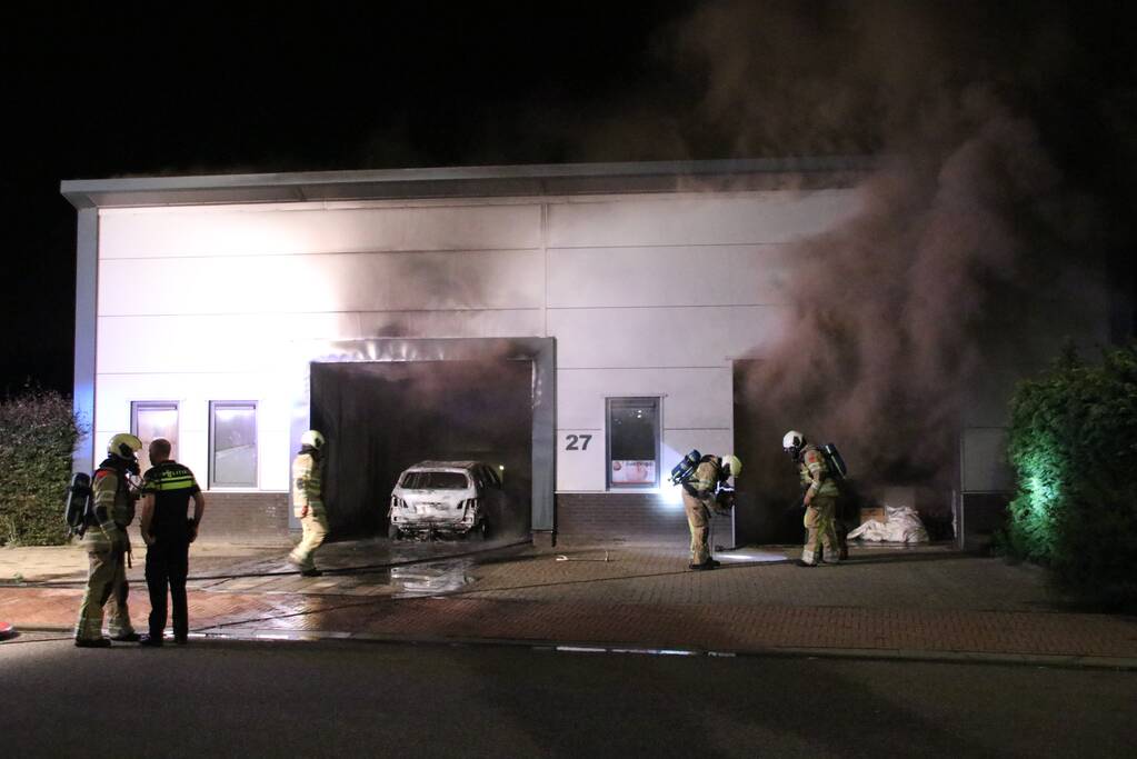 Auto brand uit in loods