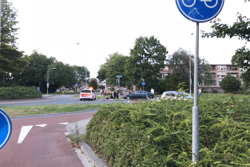 Wielrenster van haar fiets gereden op rotonde