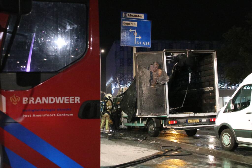 Bestelwagen brand volledig uit