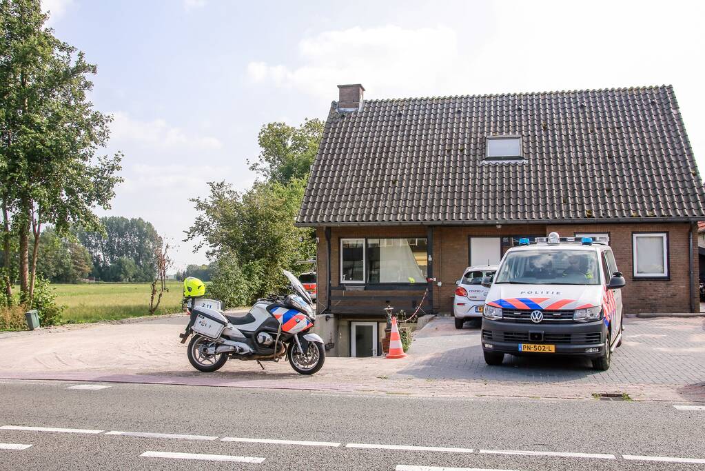 Man zwaargewond bij incident bij woning