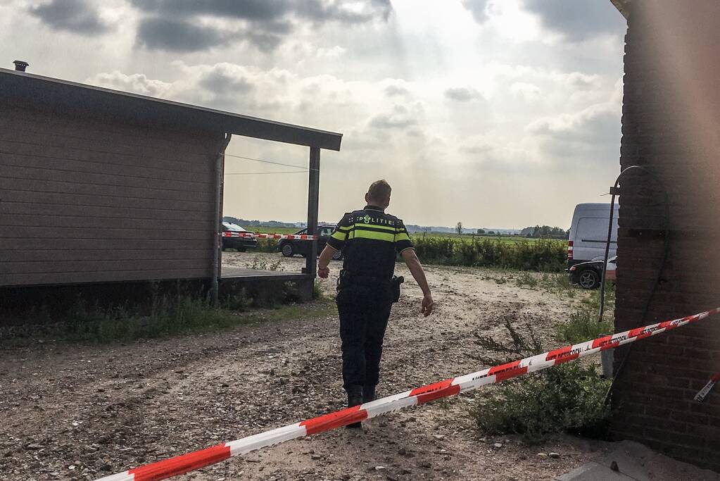 Man zwaargewond bij incident bij woning