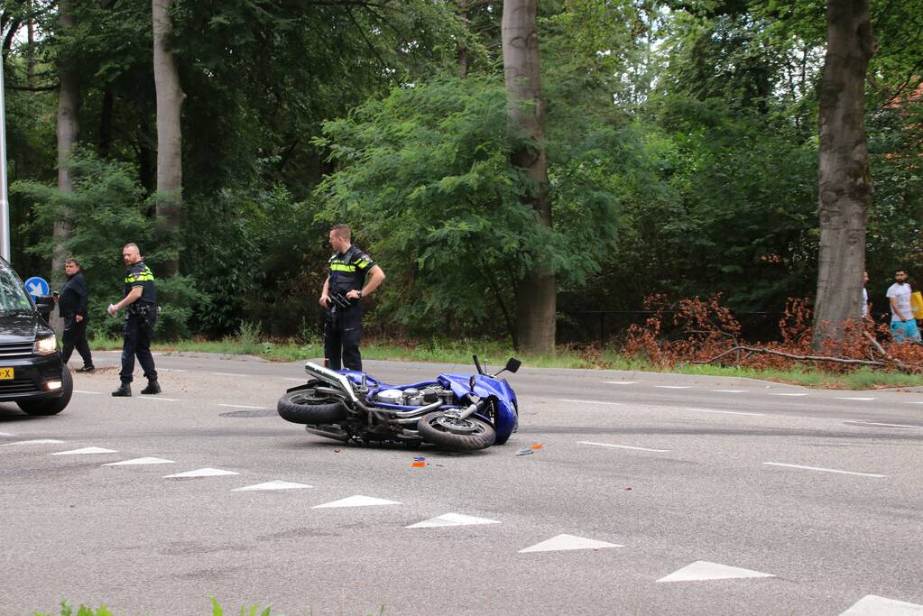 Motorrijder gewond na botsing met afslaande auto