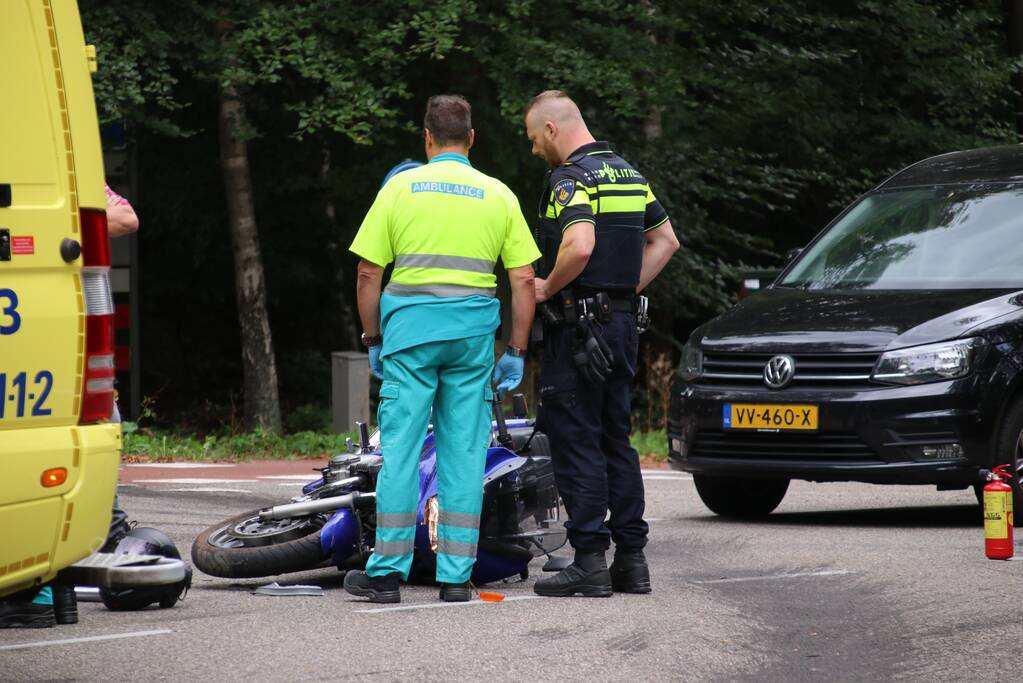 Motorrijder gewond na botsing met afslaande auto