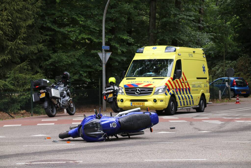 Motorrijder gewond na botsing met afslaande auto