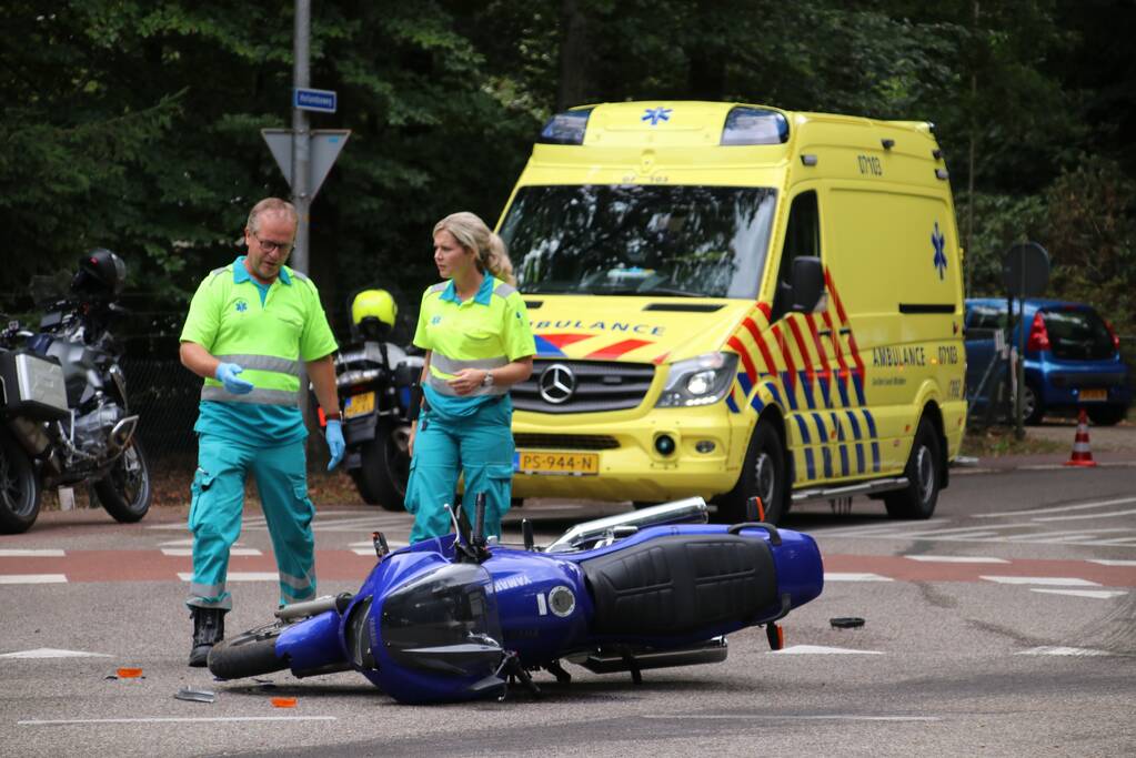 Motorrijder gewond na botsing met afslaande auto