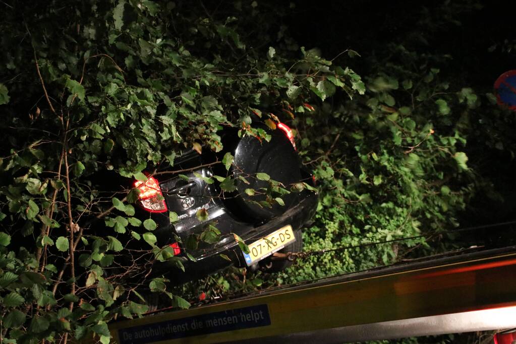 Bestuurder rijdt auto de struiken in gaat er vandoor