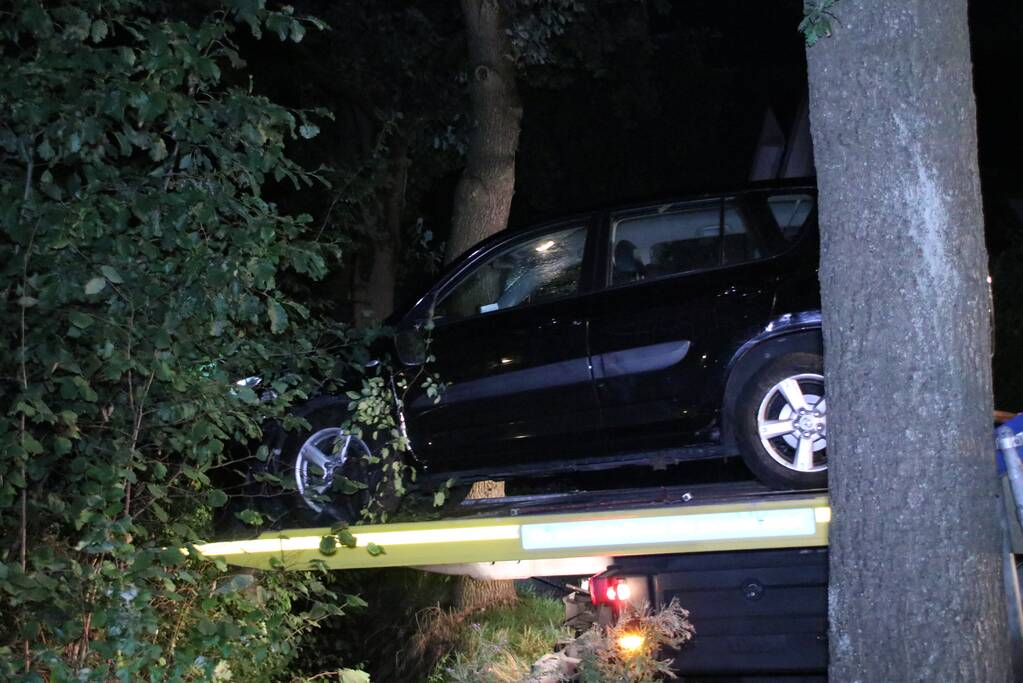 Bestuurder rijdt auto de struiken in gaat er vandoor