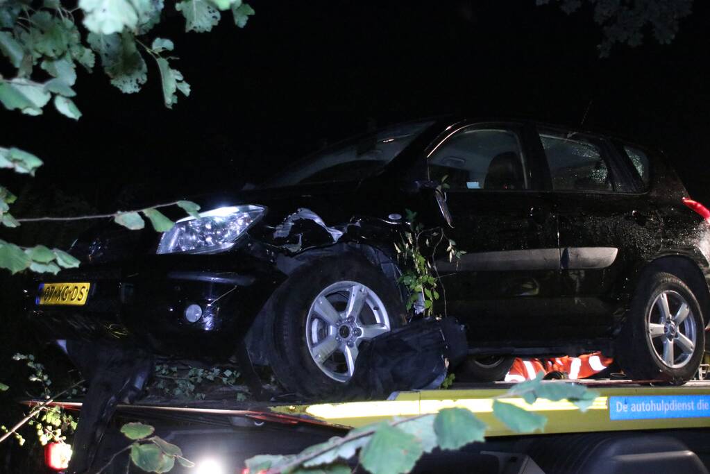 Bestuurder rijdt auto de struiken in gaat er vandoor