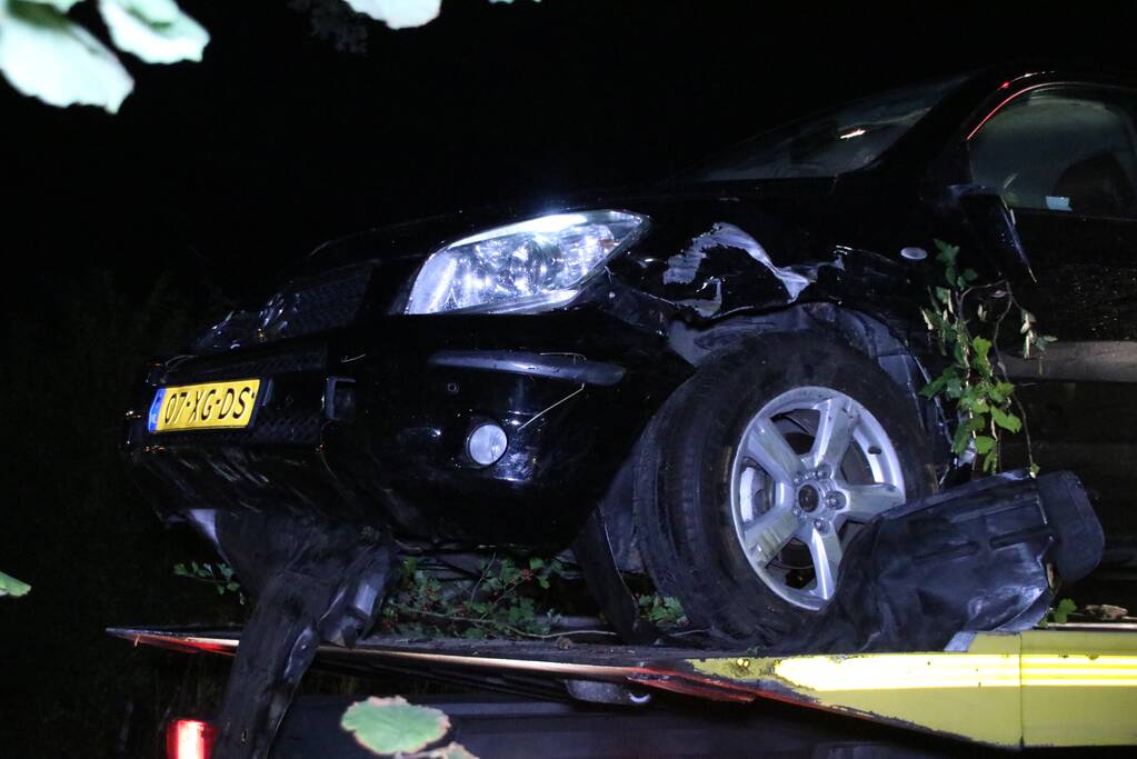 Bestuurder rijdt auto de struiken in gaat er vandoor